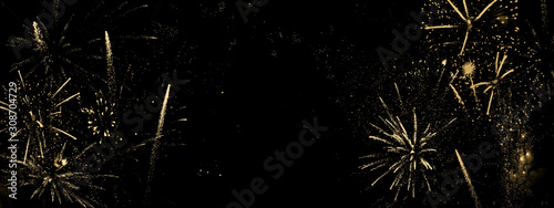 Goldenes Feuerwerk auf schwarzem Hintergrund-abstrakter Hintergrund, Banner für Silvester und Neujahr oder Geburtstag photo