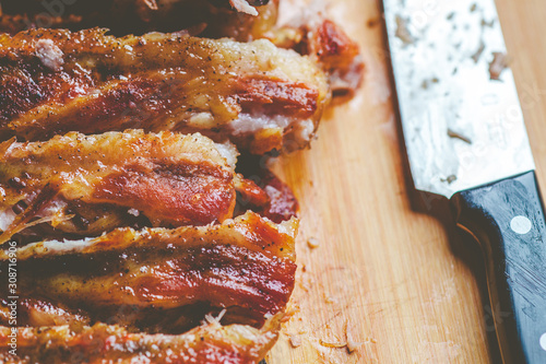 Costolette di Maiale su un piano di legno. (BBQ pork spare ribs on a wooden set) photo