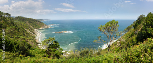 Vista panorámica de la playa de La Atalaya desde el mirador de La Atalaya en Muros de Nalón, Asturias, España.