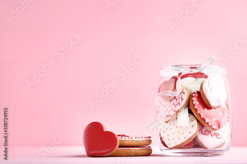 Photographie Valentine day cookies in glass jar on pink background