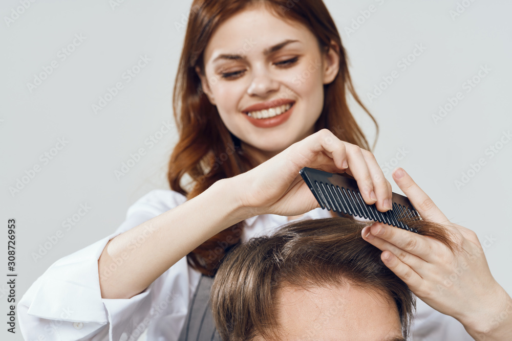 Naklejka premium woman combing her hair with hairbrush