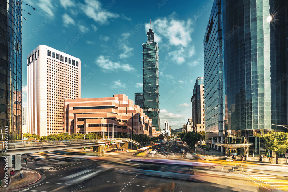 Obraz premium Ruchliwe skrzyżowanie centrum Tajpej w godzinach szczytu, Tajwan