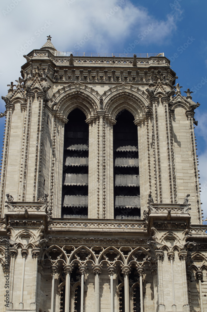 Turm der Kathedrale Notre-Dame in Paris - VOR dem Großbrand