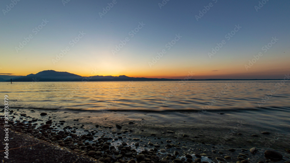 Lago di Garda all''alba