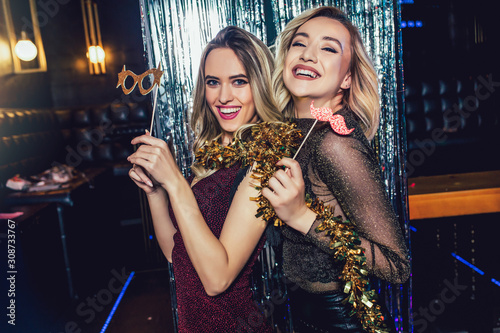 Fototapeta Girls celebrating new years eve at the nightclub