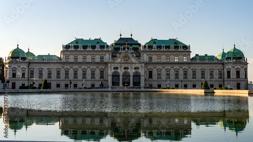 Palazzo di Vienna riflesso nella fontana