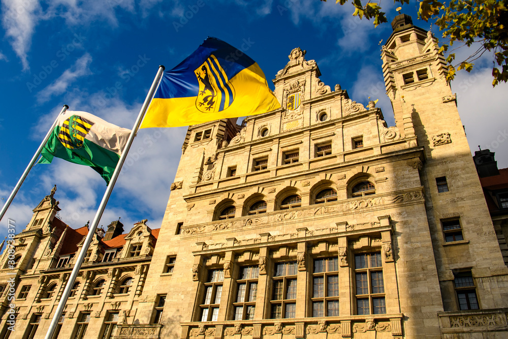 Obraz premium New City Hall Neues Rathaus with flag of Leipzig in front of building in historical part of Leipzig, Germany. 2019