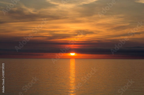 静かな海に沈む夕陽 © kinpouge