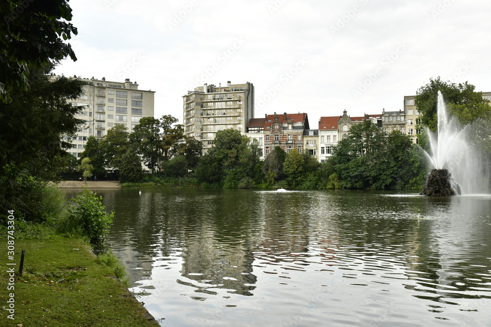 Le lac du square Marie-Louise entouré de verdure contrastant avec le paysage urbain à Bruxelles