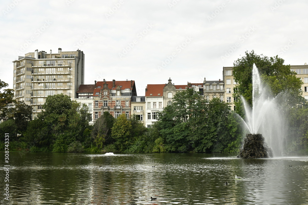 Le lac du square Marie-Louise entouré de verdure contrastant avec le paysage urbain à Bruxelles
