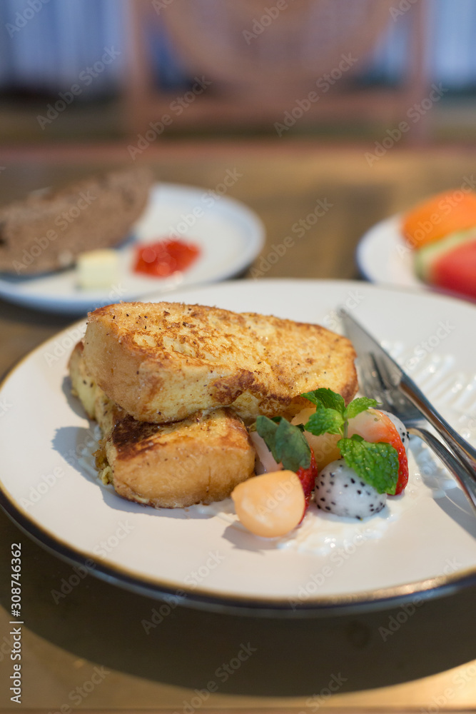 French Toast Served with Fruits French Toast Served with Fruits