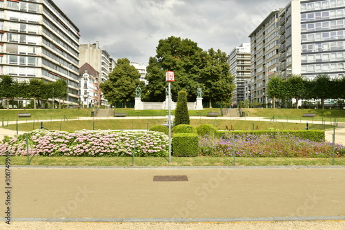 Le parc du square Ambiorix dans le quartier résidentiel de Saint-Josse-Ten-Noode à Bruxelles photo