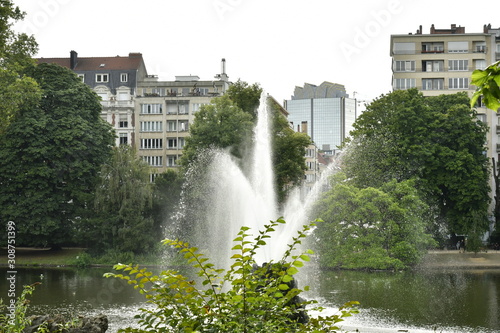 Fotografie L'imposante fontaine et son socle en rocaille au milieu du lac du square Marie-L