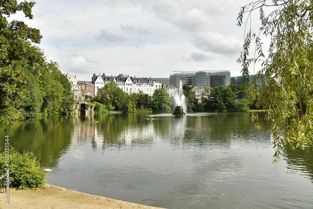 Fototapeta premium Reflet du paysage urbain dans le lac du square Marie-Louise à Bruxelles