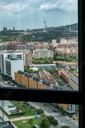 Vista a  rea de Hospitalet y Barcelona desde oficina vac  a