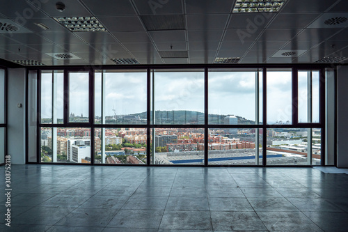 Vista aérea de Hospitalet y Barcelona desde oficina vacía