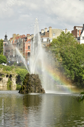L'arc-en-ciel dans la fontaine du lac au square Marie-Louise à Bruxelles