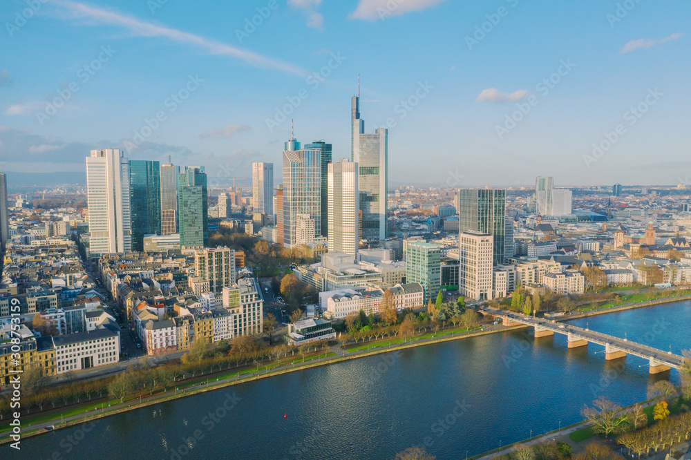 Fototapeta premium Widok z lotu ptaka we Frankfurcie nad Menem z drona. Zachód słońca we Frankfurcie nad Menem. 10.12.2019 Frankfurt nad Menem Niemcy.
