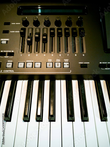 Sintetizzatore musicale, tastiera e cursori e potenziometri, arrangiatore per musicisti e elaborazioni suoni photo