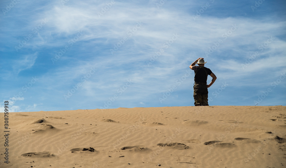 Obraz premium a tourist lost in trip . desert survival .