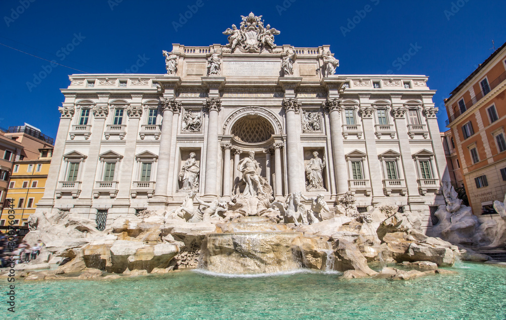 Trevi Brunnen in Rom mit blauem Himmel im Sommer