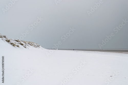 Bonhomme de neige sur la plage d'Oostduinkerke, Koksijde photo