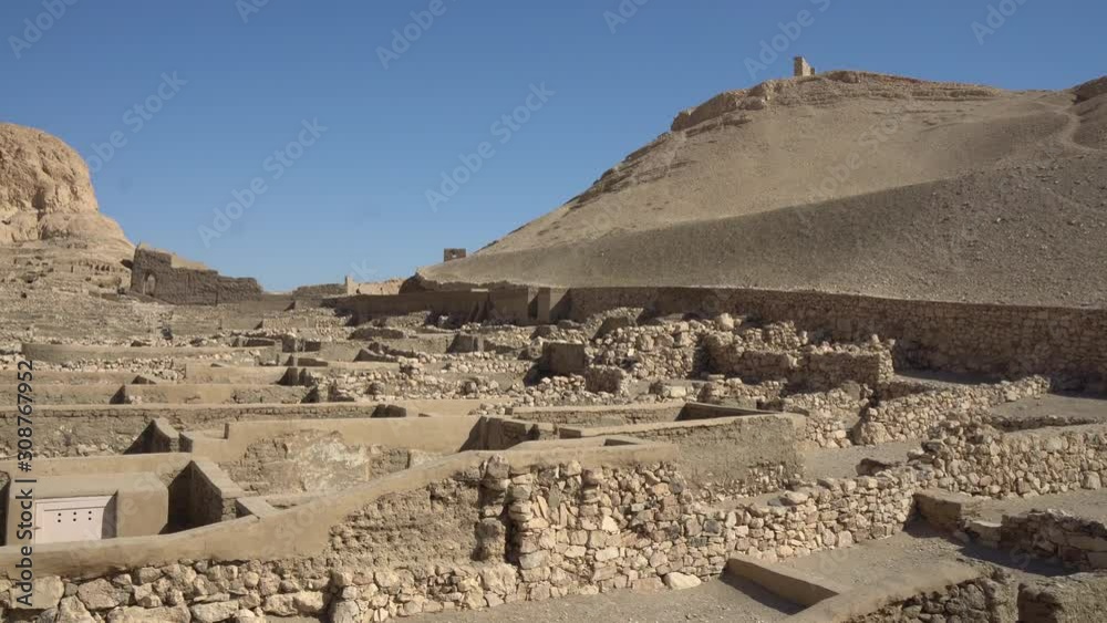 Kameraschwank über das Dorf der Handwerker, Deir el-Medina, in Luxor, Ägypten