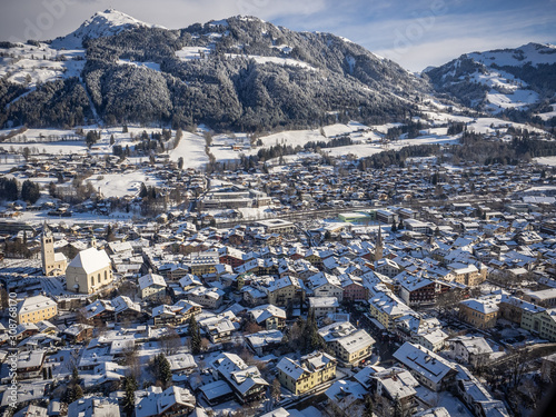 Kitzbühel mit Kitzbüheler Horn im Winter aus dem Helikopter