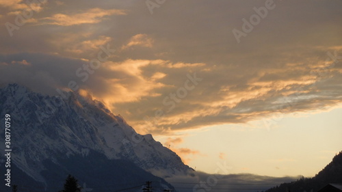 Winterlandschaft in den Alpen bei Sonne, Ftost und Schnee