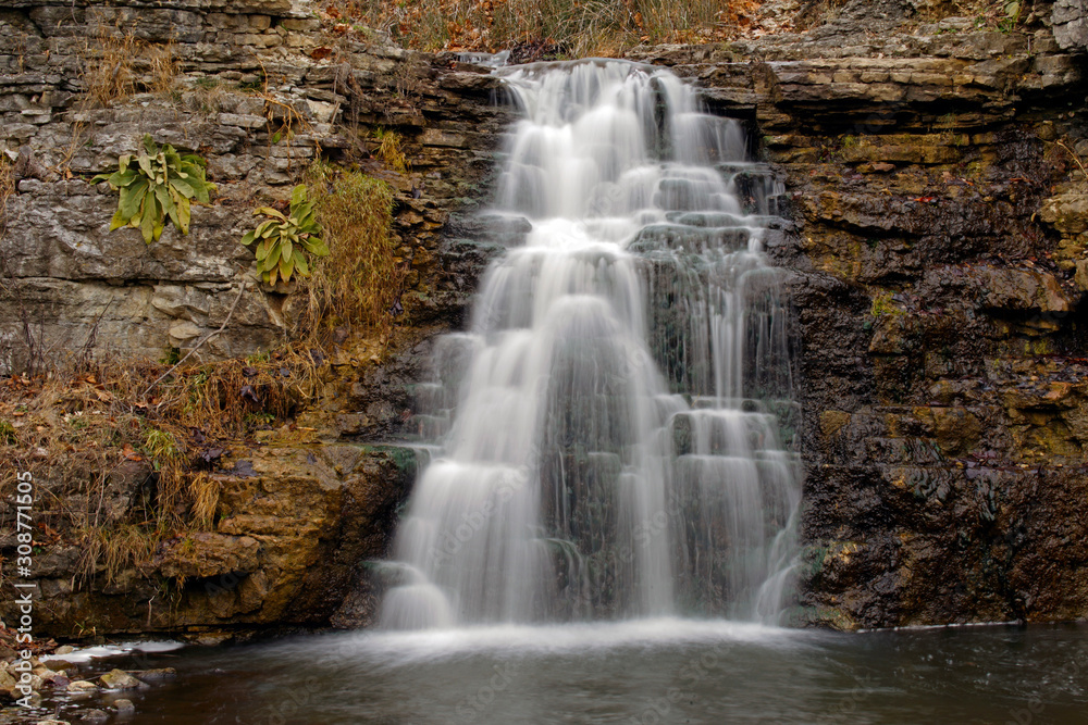 Obraz premium Long exposure of the Waterfall in Autumn at France park near Logansport Indiana located in Cass 