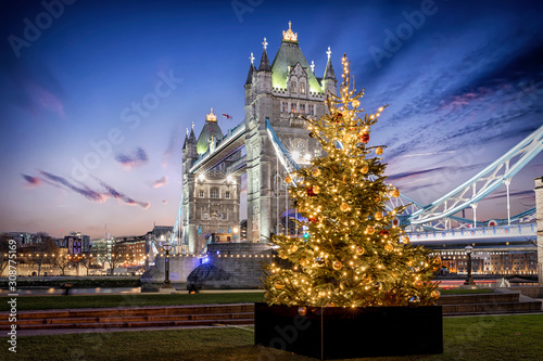 Valokuva Die Tower Bridge in London bei Nacht mit einem festlich beleuchtetem Weihnachtsb