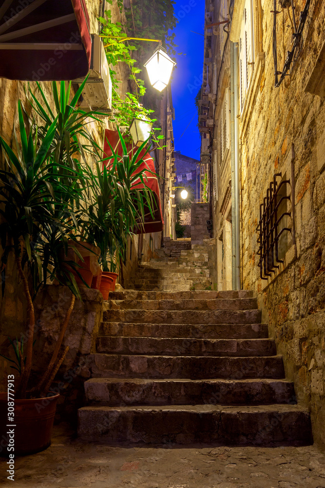 Fototapeta premium Dubrovnik. Old narrow traditional city street.