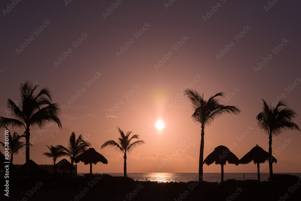 amanecer en playa de la Riviera maya