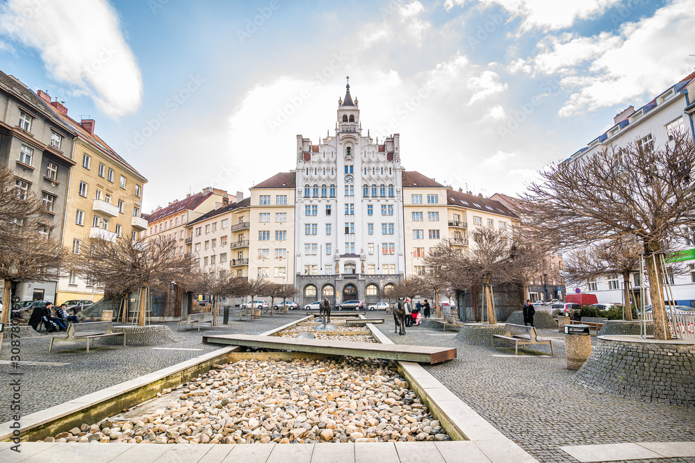 Obraz premium Praga, Republika Czeska - 17 lutego 2017 r. Ulica Wuchterlova z rzeźbami koni w dzielnicy Dejvice