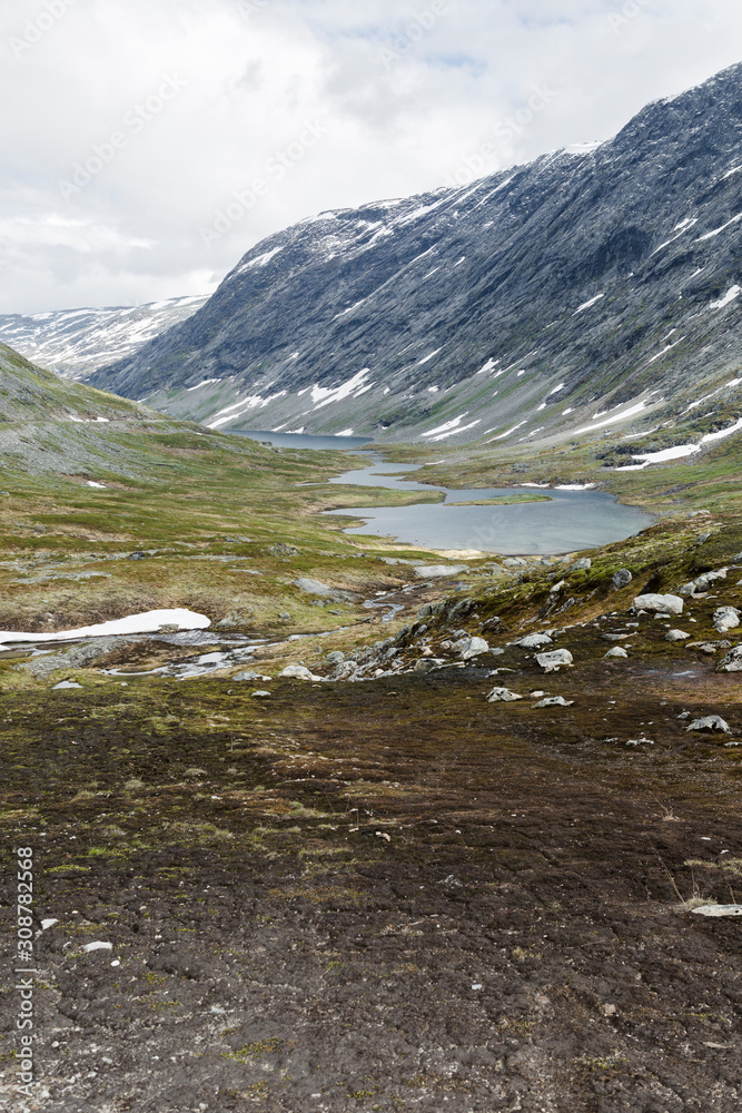 Blick auf den Langvatnet, Seen- und Berglandschaft Norwegen