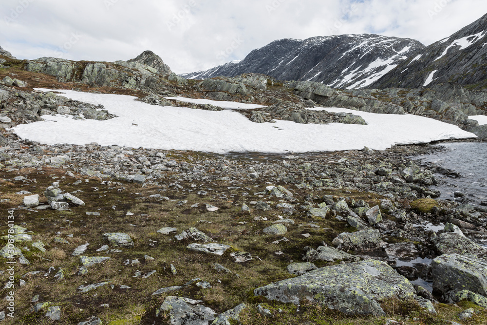 Djupvatnet und Berglandschaft, Norwegen