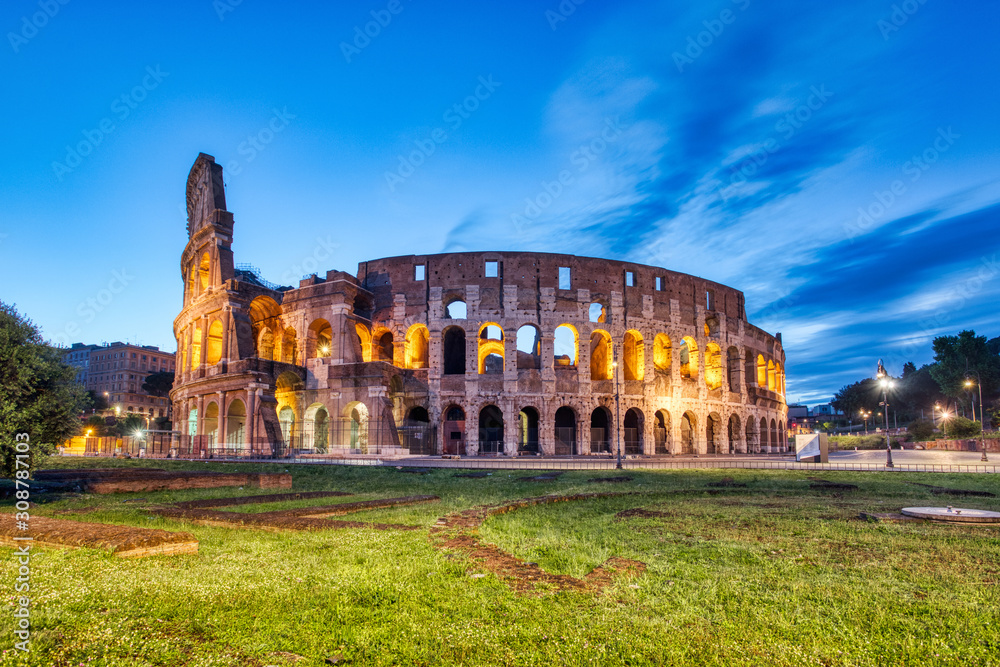 Fototapeta premium Illuminated Colosseum at Dusk, Rome