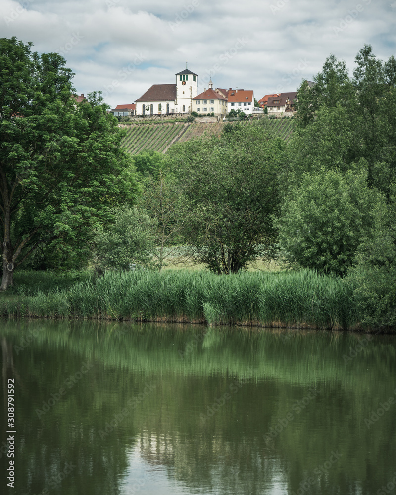 Fototapeta premium Blick über den Hohenhaslacher See auf Hohenhaslach