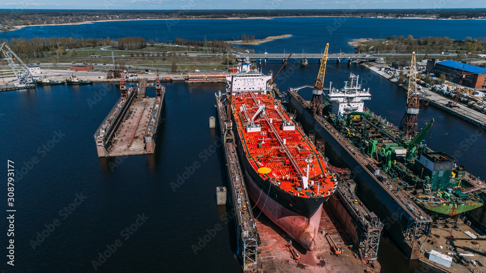 vessel repair in dry dock Shipyard, shot foto de Stock | Adobe Stock