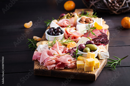 Canvastavla Antipasto platter with ham, prosciutto, salami, cheese,  crackers and olives on a wooden background