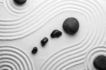 Keuken achterwand Stenen in het zand Zwarte stenen op zand met patroon  © New Africa
