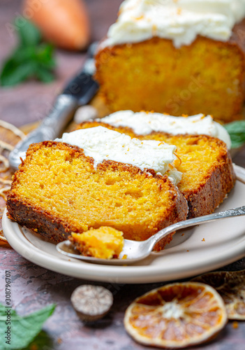 Slices of spicy cake with cottage cheese cream.
