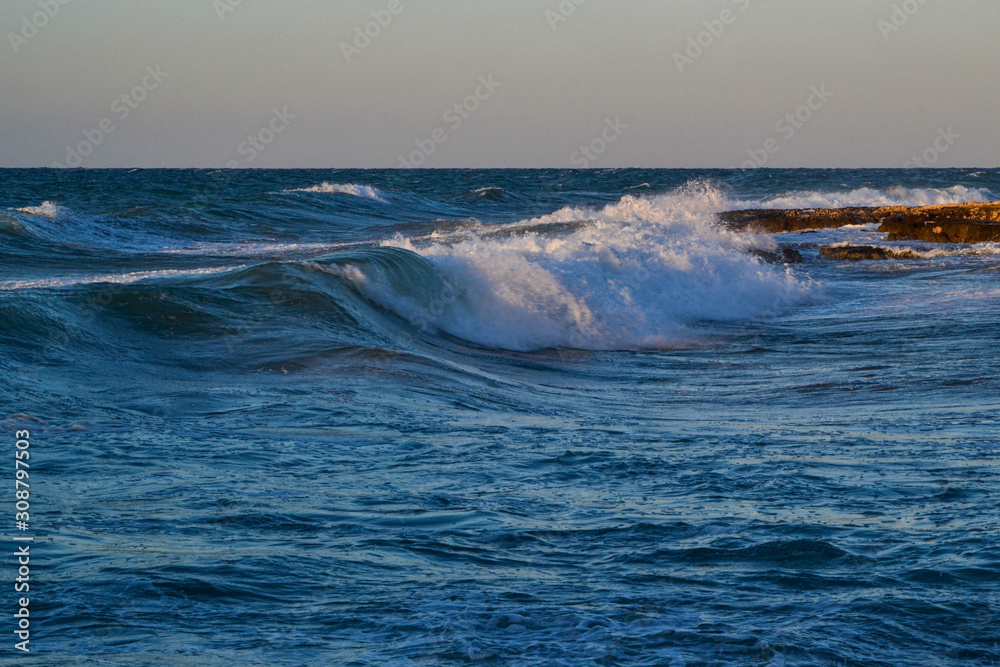 Mare Adriatico molto agitato con onde sugli scogli
