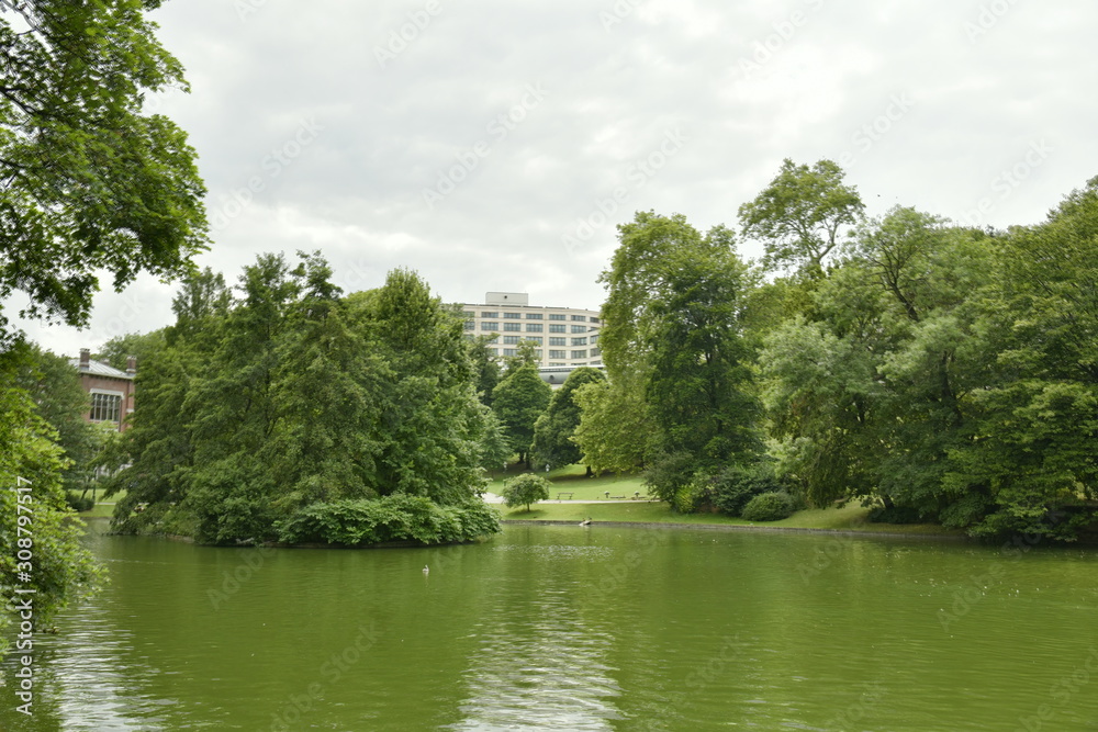 L'étang du parc Léopold sous un ciel gris au quartier européen de Bruxelles