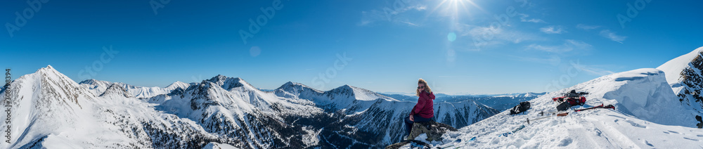 Panoama am Gipfel mit blonder Frau