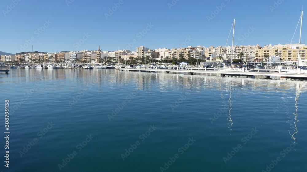 Der Hafen von Garrucha, Spanien, in blau, blau und weiss