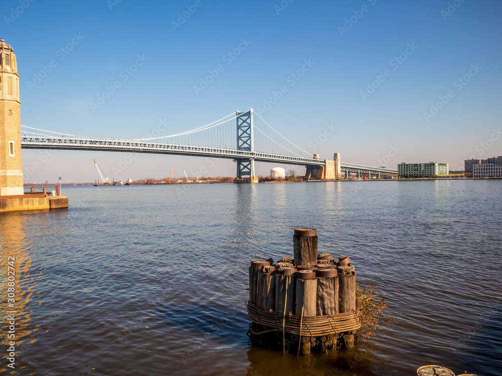 Fototapeta premium Delaware River and Benjamin Franklin Bridge into downtown Philadelphia, Pennsylvania