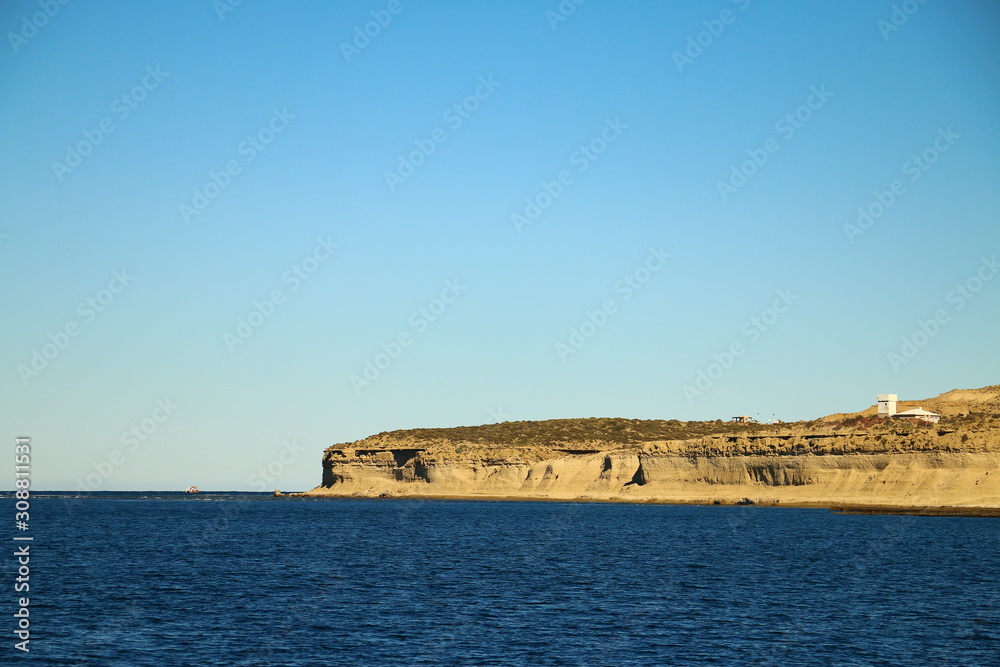 fondo de acantilado de roca sobre el mar