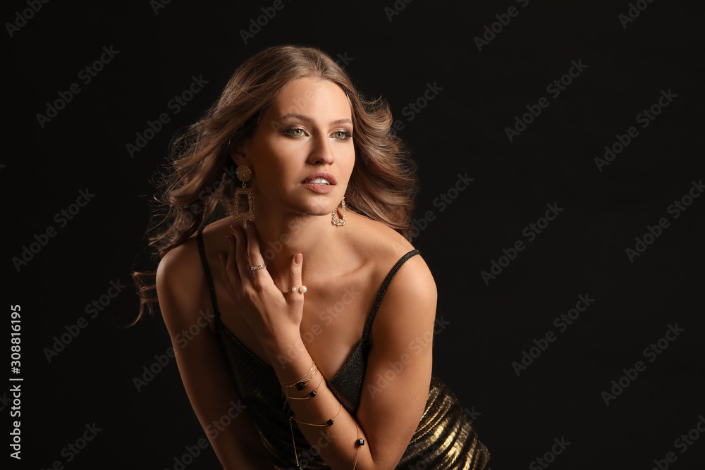 Naklejka premium Fashionable young woman on dark background