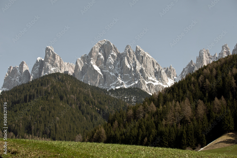 Dolomiten Berge in der Abendsonne. Die Gipfel der Geisler Spitzen in Südtirol Italien, Villnösstal in Trentino Alto Adige Europa Wälder
